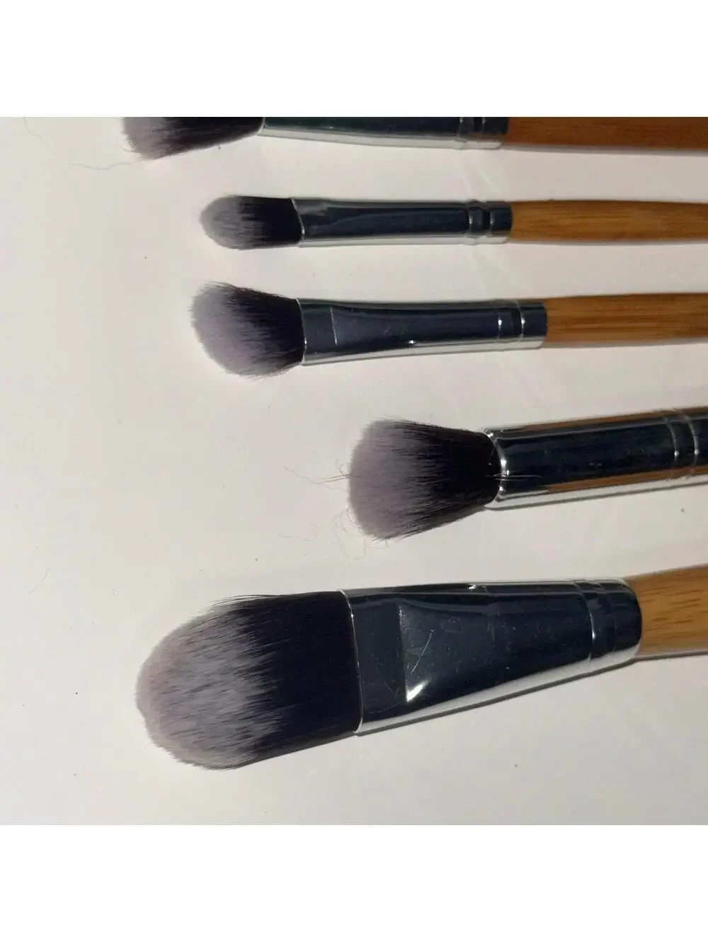 This EmaxDesign cosmetic brush set